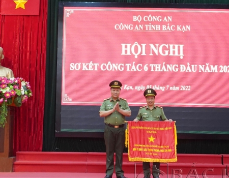 Đại tá Hà Văn Tuyên, Giám đốc Công an tỉnh trao Cờ thi đua của Chính Phủ cho Phòng Tham mưu Công an tỉnh