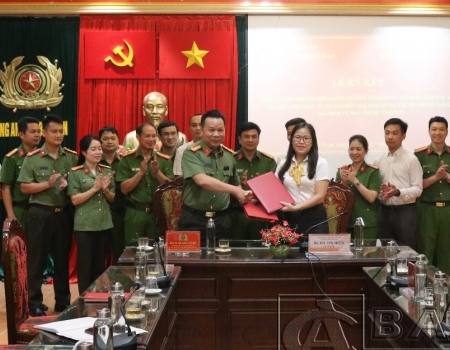 Đại tá Hà Văn Tuyên, Giám đốc Công an tỉnh và Bà Hà Thị Hiền, Giám đốc Bưu điện tỉnh ký thoả thuận hợp tác