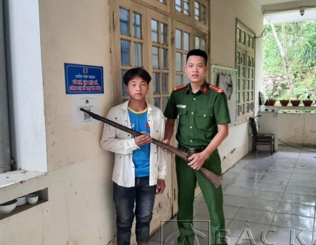 Người dân xã Nhạn Môn, huyện Pác Nặm đến giao nộp súng tại Công an xã