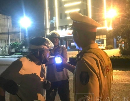 Phòng Cảnh sát giao thông Công an tỉnh phối hợp Công an thành phố Bắc Kạn kiểm tra nồng độ cồn người tham gia giao thông trên địa bàn thành phố