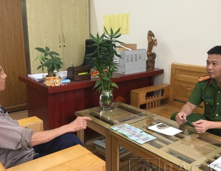  Ông Nguyễn Hồng Thái trình báo sự việc tại Công an phường Sông Cầu