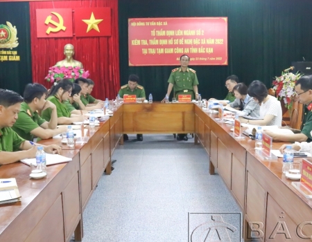 Tổ thẩm định liên ngành số 02 kiểm tra, xét hồ sơ đặc xá năm 2022 tại Trại tạm giam Công an tỉnh