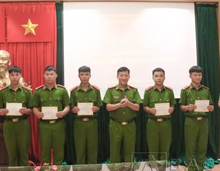Đại tá Hà Trọng Trung – Phó Bí thư Đảng ủy, Phó Giám đốc Công an tỉnh trao chứng nhận cho học viên hoàn thành lớp bồi dưỡng.