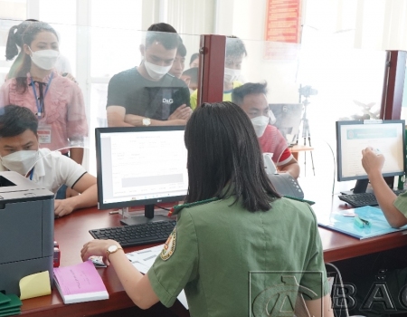 Phòng An ninh đối ngoại thực hiện thủ tục cấp Hộ chiếu phổ thông mẫu mới cho nhân dân