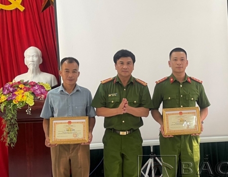Đại tá Nguyễn Thanh Tuân – Phó Giám đốc Công an tỉnh trao Giấy khen cho các cá nhân.