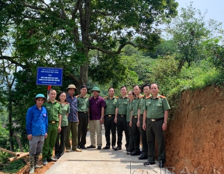 Đại diện các đơn vị trong Khối thi đua, chính quyền địa phương và nhân dân thôn tổ chức gắn biển công trình đường giao thông liên thôn