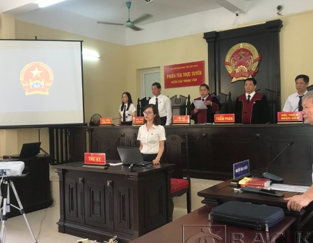 Phiên tòa xét xử bị cáo Bạch Thị Hoa theo hình thức trực tuyến