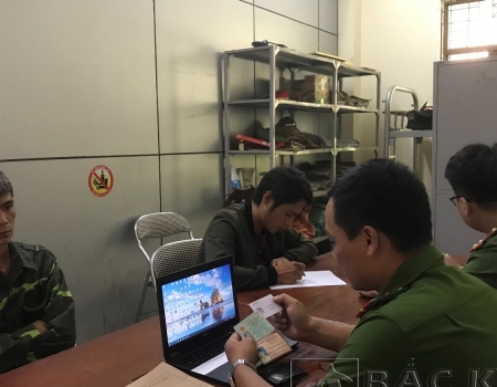 Nam  và Lích ( áo đen) cùng tài sản là chiếc Laptop đã bị tạm giữ tại cơ quan Công an
