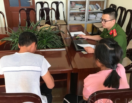 Nạn nhân N và người thân trình báo tại cơ quan công an