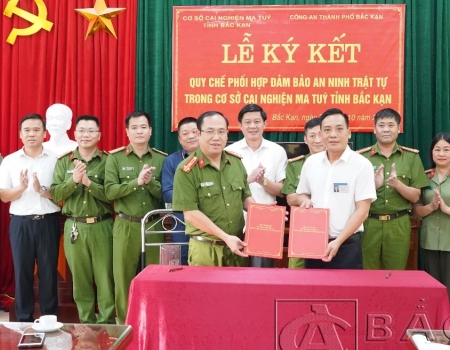  Công an thành phố và Cơ sở cai nghiện ma tuý tỉnh Bắc Kạn tổ chức ký kết quy chế.