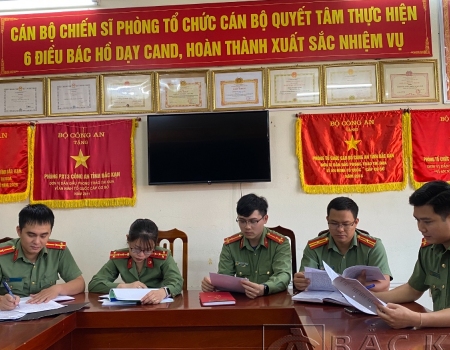 Đảng viên chuẩn bị nội dung sinh hoạt chuyên đề