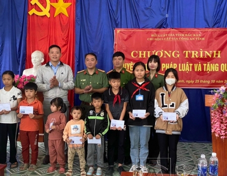 Đại diện Chi Hội luật gia tặng quà cho các em học sinh xã Mỹ Thanh