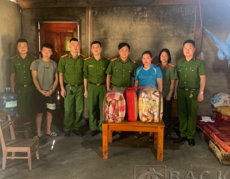 Đoàn công tác tặng quà cho gia đình bà Lệ