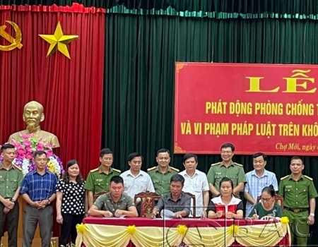 Đại diện các hộ dân cùng ký cam kết chấp hành Luật an ninh mạng