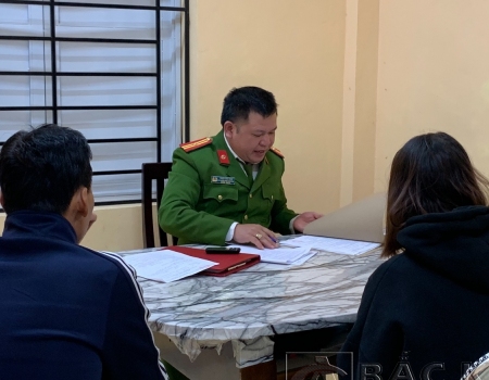 M và bố tại cơ quan Công an