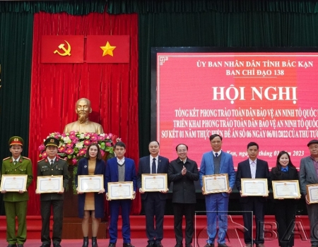 Chủ tịch UBND tỉnh trao Bằng khen của UBND tỉnh