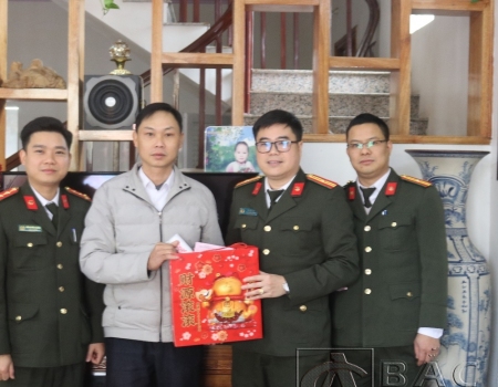 Lãnh đạo Phòng Tổ chức cán bộ trao quà cho thương binh Triệu Đức Sơn