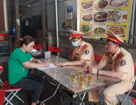 Phòng Cảnh sát giao thông Công an tỉnh tuyên truyền các nhà hàng trên địa bàn Thành phố Bắc Kạn ký cam kết thực hiện “Đã uống rượu bia, không lái xe”