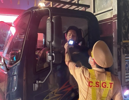 Lực lượng chức năng phối hợp kiểm tra nồng độ cồn tại Thị trấn Phủ Thông, huyện Bạch Thông, tỉnh Bắc Kạn