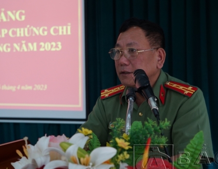 Đại tá Đinh Quang Huy- Phó giám đốc Côna an tỉnh phát biểu tại Lễ khai giảng