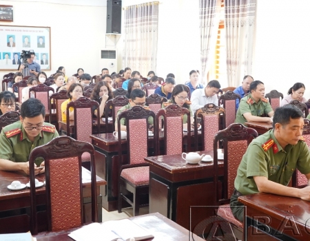  Đông đảo cán bộ đang viên Sở Lao động – Thương binh và Xã hội tham gia buổi phát động