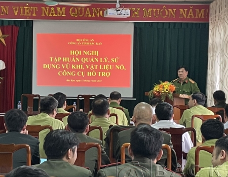 Đại tá Nguyễn Thanh Tuân, Phó Giám đốc Công an tỉnh phát biểu khai mạc lớp tập huấn