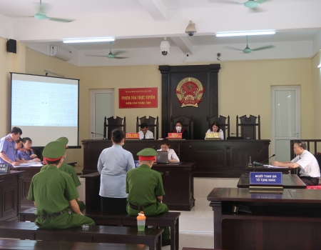 Đại diện Viện Kiểm sát nhân dân tỉnh Bắc Kạn công bố chứng cứ lời khai số hóa tại phiên tòa