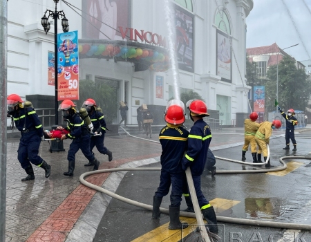 Diễn tập phương án chữa cháy và cứu nạn cứu hộ tại Trung tâm hương mại Vincom Plaza Bắc Kạn