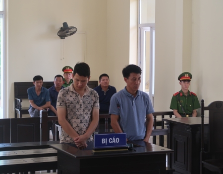 Bị cáo Trần Chiến Thắng (áo màu xanh) và bị cáo Công Văn Tùng