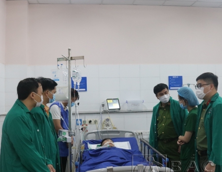 Đại tá Nguyễn Thanh Tuân – Phó Giám đốc Công an tỉnh cùng đoàn thăm hỏi động viên và tặng quà cho đồng chí Dương Xuân Kiệm tại Bệnh viện đa khoa Trung ương Thái Nguyên