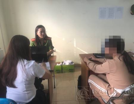 Cháu P (bên phải), nạn nhân của vụ mua bán người với thủ đoạn làm phục vụ tại quán karaoke trình báo tại cơ quan Công an