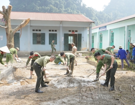  Đoàn viên thanh niên Công an tỉnh tham gia các hoạt động an sinh xã hội tại xã Kim Hỷ, huyện Na Rì