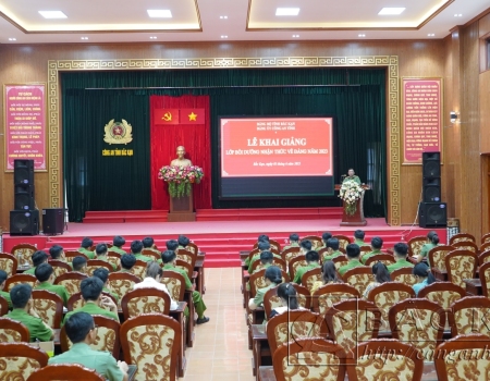 Các học viên tham gia lớp nhận thức về Đảng năm 2023