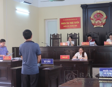 Đại diện Viện kiểm sát nhân dân tỉnh Bắc Kạn công bố bản cáo trạng về tội “Mua bán trái phép hóa đơn” đối với bị cáo Nguyễn Đức Bảo