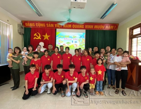 Cán bộ chiến sĩ Phòng Quản lý xuất nhập cảnh chụp ảnh lưu niệm cùng các cháu tại Cơ sở Bảo trợ xã hội tỉnh