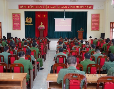 Bế giảng Lớp bồi dưỡng kiến thức Quốc phòng và An ninh