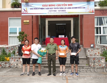 Thượng tá Nguyễn Văn Tuấn - Đại diện lãnh đạo đơn vị Trưởng khối thi đua trao giải cho các đội