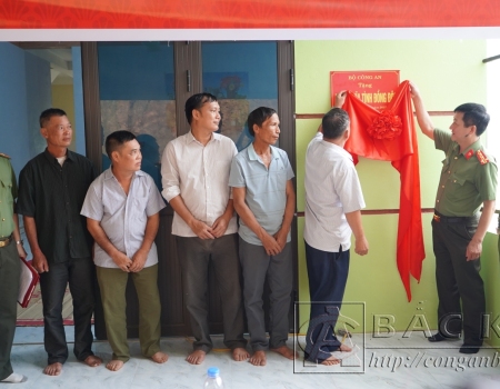  Đại tá Hà Trọng Trung, Phó Bí thư Đảng uỷ, Phó Giám đốc Công an tỉnh, đại diện chính quyền và gia đình gắn biển, khánh thành và bàn giao công trình.