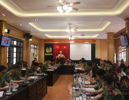 Đại tá Hà Trọng Trung, Phó Bí thư đảng uỷ, Phó Giám đốc Công an tỉnh chủ trì hội nghị tại điểm cầu Bắc Kạn