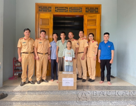 Tặng quà cho gia đình cháu Ma Uyển Như