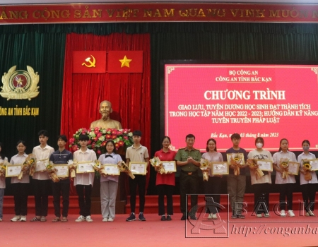 Đại tá Hà Trọng Trung- Phó Giám đốc Công an tỉnh tặng giấy khen cho các em đạt học sinh giỏi cấp tỉnh