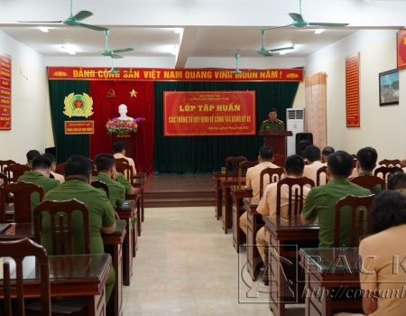  Đại tá Nguyễn Thanh Tuân – Phó Giám đốc Công an tỉnh dự và chỉ đạo lớp tập huấn.