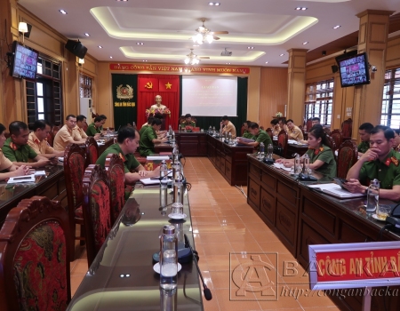 Đại tá Nguyễn Thanh Tuân, Phó Giám đốc Công an tỉnh chủ trì tại điểm cầu Công an tỉnh Bắc Kạn