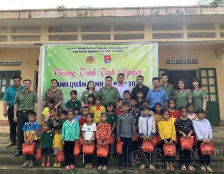 Đoàn tặng quà cho các em nhỏ