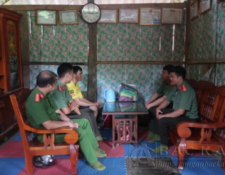 Lực lượng Công an các cấp đẩy mạnh tuyên truyền phổ biến pháp luật đến người dân.