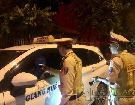 Phòng CSGT Công an tỉnh Bắc Kạn kiểm tra nồng độ cồn đối với lái xe ô tô vận tải hành khách