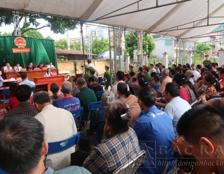 Phiên tòa tháng 9/2023 xét xử lưu động bị cáo Nguyễn Văn Minh về tội “Giết người” tại UBND phường Nguyễn Thị Minh Khai, thành phố Bắc Kạn.