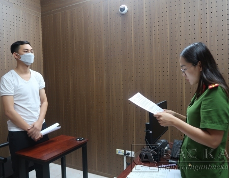 Cơ quan Cảnh sát điều tra Công an tỉnh tống đạt quyết định thi hành lệnh bắt người bị giữ trong trường hợp khẩn cấp đối với Vũ Ngọc Dương về hành vi cho vay lãi nặng trong giao dịch dân sự