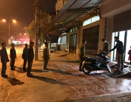 Công an phường Huyền Tụng, TP Bắc Kạn phối hợp với lực lượng bảo vệ dân phố tuần tra, nhắc nhở người dân nâng cao ý thức bảo vệ tài sản