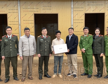 Đoàn công tác tặng quà cho gia đình anh Dương Văn Sinh, thôn Phia Khao, xã Phúc Lộc, huyện Ba Bể